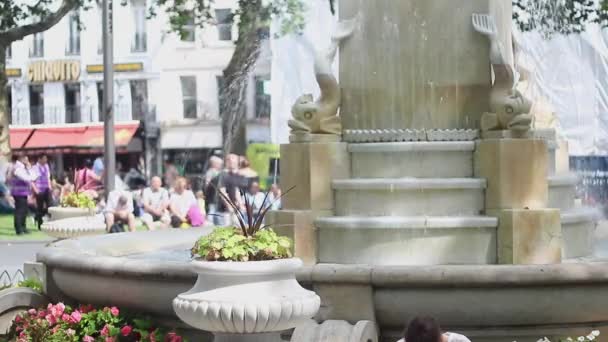 Londoni Leicester Square Lévő Shakespeare Memorial Fountain Felvételének Készítése Halszobrokkal — Stock videók