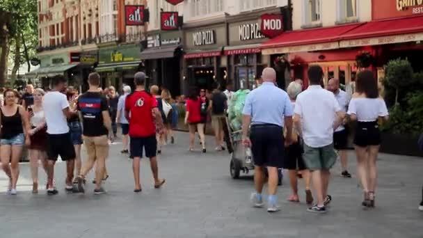 Estabelecendo Tiro Leicester Square Londres Dia Ensolarado Com Pessoas Andando — Vídeo de Stock