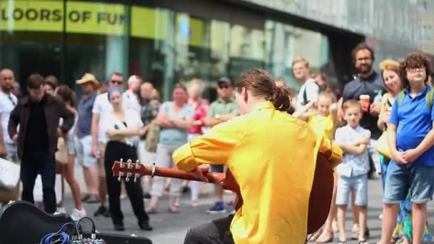 Livsstil Skott Busker Spelar Gitarr Leicester Square London — Stockvideo