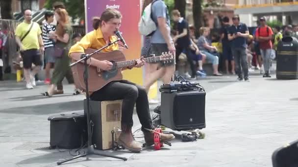 Lifestyle Shot Ενός Busker Που Παίζει Κιθάρα Στην Πλατεία Leicester — Αρχείο Βίντεο