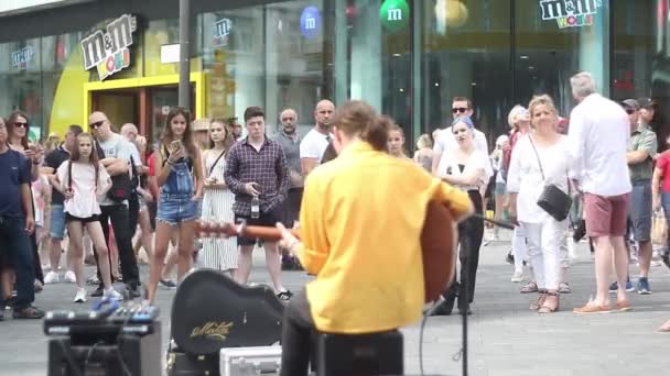Estilo Vida Busker Tocando Guitarra Leicester Square Londres — Vídeos de Stock