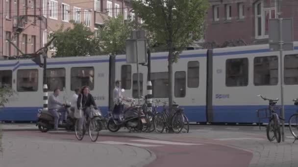 Två Personer Cyklar Cykelväg Med Spårvagn Passerar Bakgrunden Inspelning Från — Stockvideo