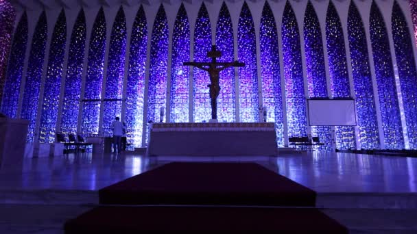 ブラジリアのドム ボスコ教会の祭壇の美しい長いショット — ストック動画