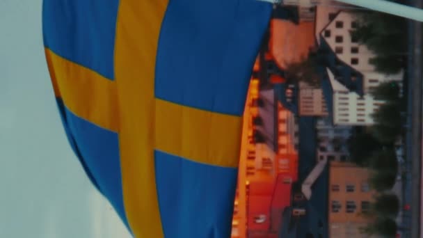 Szwedzka Flaga Slowmo Wieje Sztokholmie Złotej Godzinie Vertical — Wideo stockowe