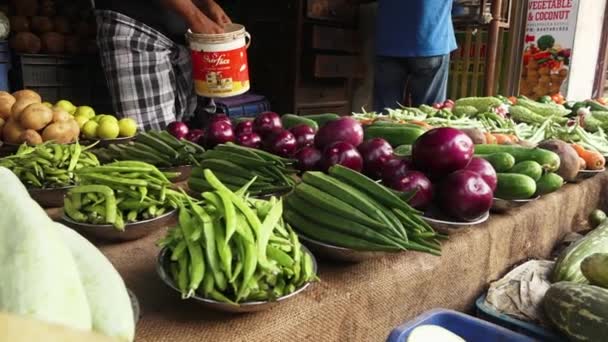 Egy Férfi Vizet Önt Zöldségek Köré Egy Indiai Piacon — Stock videók