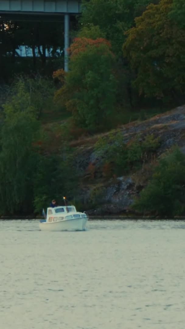 Pequeno Barco Branco Navegando Por Riddarfjarden Estocolmo Suécia — Vídeo de Stock