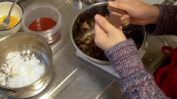 Chocolade Breken Wegen Voor Het Bakken — Stockvideo