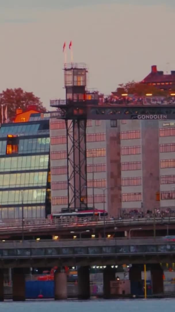 Carros Dirigindo Pôr Sol Uma Ponte Estocolmo Slow Motion Vertical — Vídeo de Stock