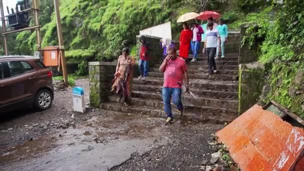 Menschen Gehen Die Treppe Eines Alten Forts Indien Hinunter — Stockvideo