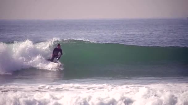 Arka Planda Yavaş Hareket Dalgasında Sörf — Stok video