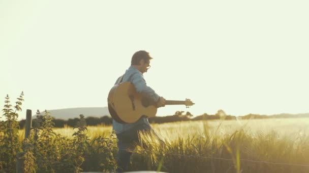 Muzikant Repeteren Tarweveld Tijdens Prachtige Zonsondergang — Stockvideo