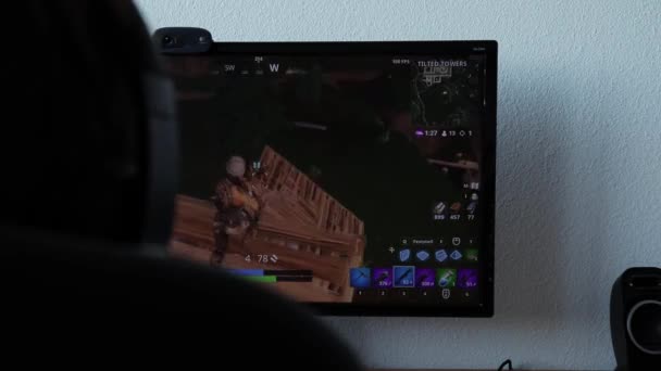 Een Gamer Speelt Fortnite Hij Bouwt Vecht Tegen Een Vijandelijke — Stockvideo