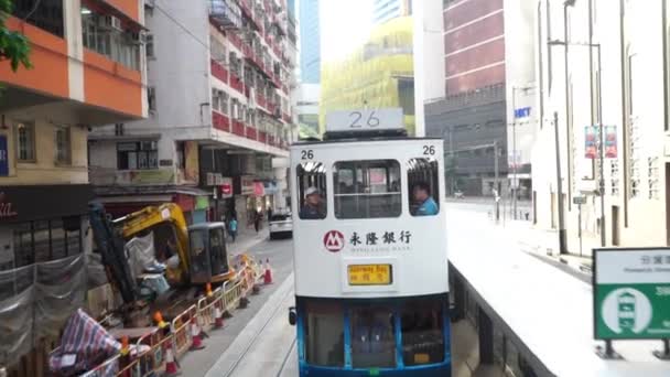 参加香港的标志性电车 摄影机拍摄一辆穿越城市的电车 — 图库视频影像