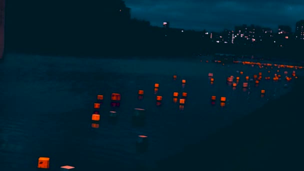 Hunderte Von Bunten Asiatischen Laternen Die Wasser Schweben Menschen Die — Stockvideo