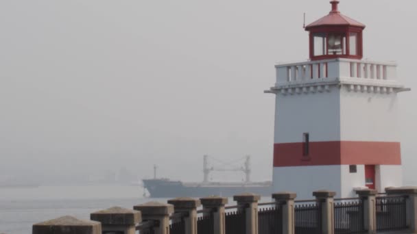 Navio Tanque Move Lentamente Através Fumaça Passando Pelo Farol Stanley — Vídeo de Stock