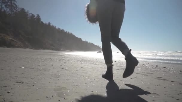 Mujer Joven Caminando Playa Ángulo Giratorio — Vídeos de Stock