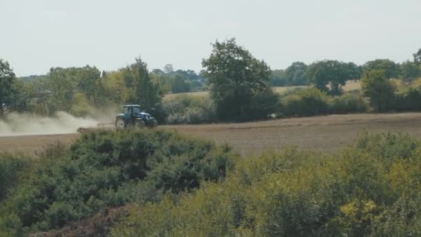 Farm Tractor Werkt Droog Veld — Stockvideo