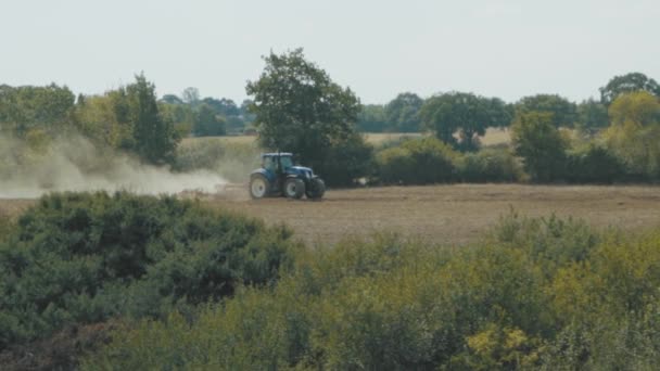 Mezőgazdasági Traktor Dolgozik Száraz Területen Lassított Motion — Stock videók