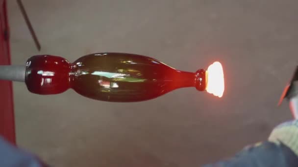 熱いガラスを作る男のクローズアップ — ストック動画