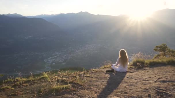 Γυναίκα Χαλαρώνοντας Μπροστά Ένα Όμορφο Ηλιοβασίλεμα Θέα Στο Βουνό — Αρχείο Βίντεο