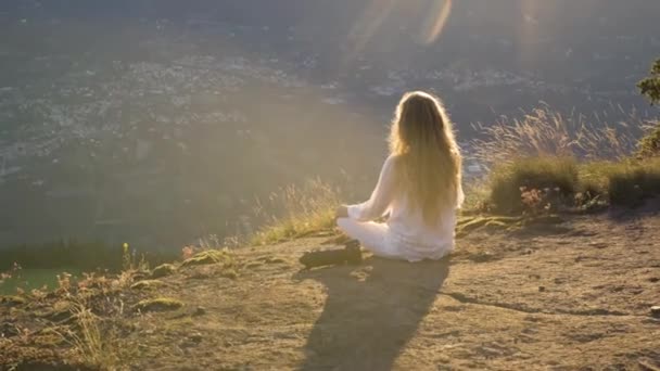 Femme Regardant Vers Bas Vallée Détendre Coucher Soleil — Video