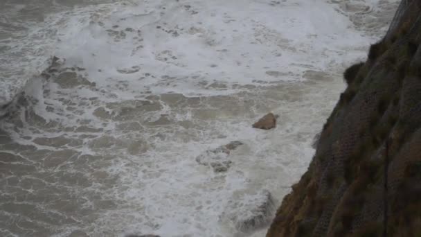 Волны Падают Скалу — стоковое видео