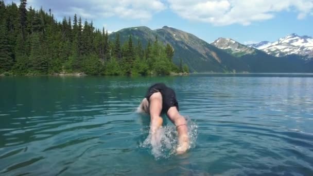 Guy Springt Einen Gletschersee Garibaldi Nationalpark Zeitlupe — Stockvideo