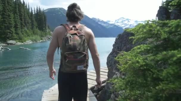 Egy Fickó Sétál Sétányon Egy Mellett Garibaldi Nemzeti Parkban Lassú — Stock videók