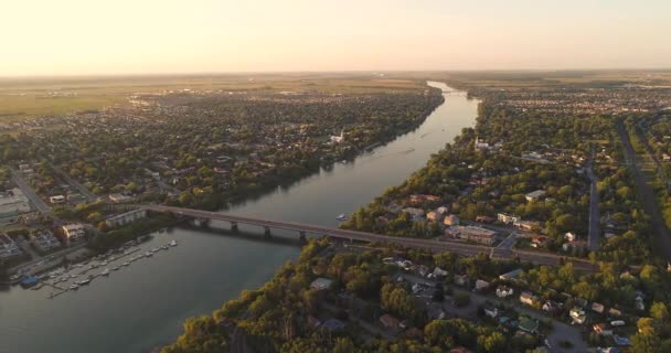 Długa Spokojna Rzeka Kilkoma Mostami Kręcone Kanadzie Podczas Letniego Zachodu — Wideo stockowe