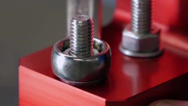 Schraubenschlüssel Anziehen Edelstahl Schraube Nahaufnahme — Stockvideo