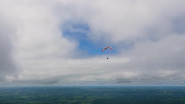 Skärmflygning Luften Från Toppen Ett Berg Klippa Molnig Dag Sommaren — Stockvideo