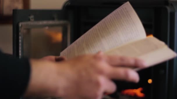 Şöminenin Önünde Kitap Okuyan Bir Adam — Stok video