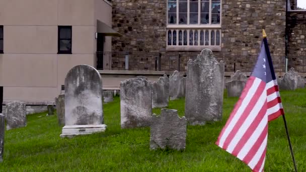 Первый Американский Флаг Рисунок Бетси Росс Могиле Старом Кладбище Возле — стоковое видео