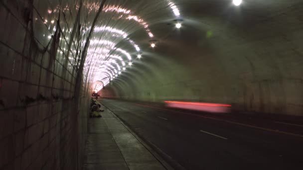 洛杉矶下城第二街隧道的时间 当汽车飞驰而过时的反光瓷砖上飞驰而过 轻盈地舞动着 — 图库视频影像