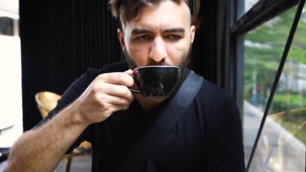 Ένας Άντρας Πίνει Καφέ Ένα Καφέ Αργή Κίνηση — Αρχείο Βίντεο