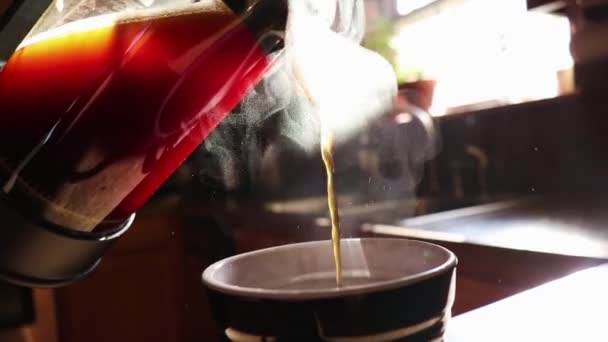 Häll Varm Kopp Kaffe När Solen Skiner Genom Fönstret Bakgrunden — Stockvideo