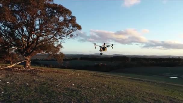 Grotere Quadcopter Zweeft Schemering Close Orbit — Stockvideo