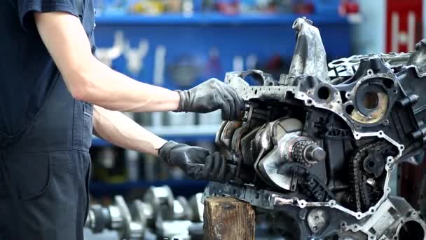 Mechaniker Duing Motor Reparatur — Stockvideo