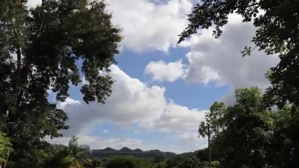 在洪都拉斯 一片片浮肿的白云划过蓝天 背景中的山脉 — 图库视频影像