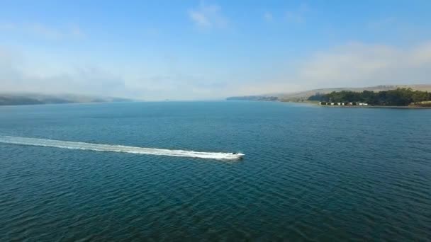 Záběry Zachycené Tomales Bay Slunečného Zataženého Počasí Snímek Fotoaparátem Drone — Stock video