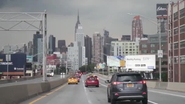 Вечерняя Поездка Серым Небом Направляющимся Манхэттен Нью Йорк — стоковое видео