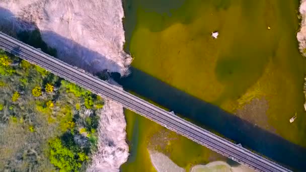 Uitzicht Vanuit Lucht Het Spoor Van Rivier Trein Drone Beelden — Stockvideo