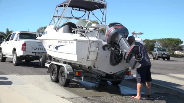 Tekneyi Römorka Bağlayan Adam — Stok video