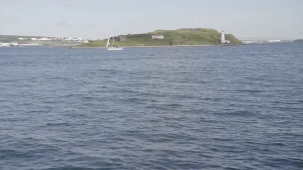 Bir Adanın Yanından Geçen Yelkenli — Stok video