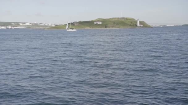 Voilier Passant Une Île — Video