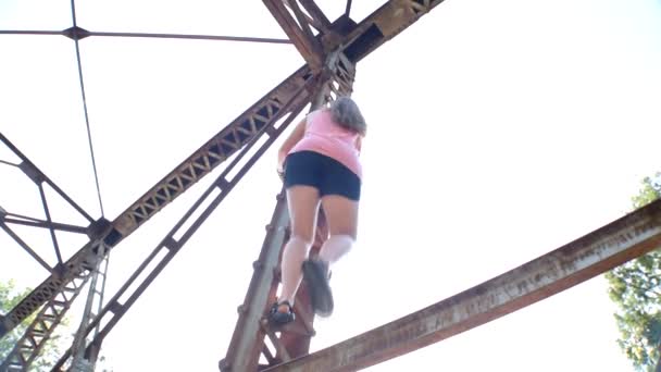 Chica Subiendo Una Escalera Como Viga Viejo Puente Oxidado — Vídeo de stock