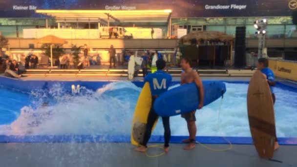 ミュンヘンの空港でサーフィンする人々ドイツ — ストック動画