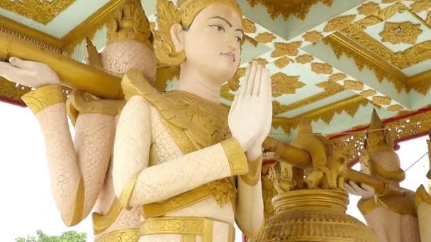 Peregrinos Visitando Rezando Alta Estatua Hormigón Los Monjes Templo Pagoda — Vídeos de Stock