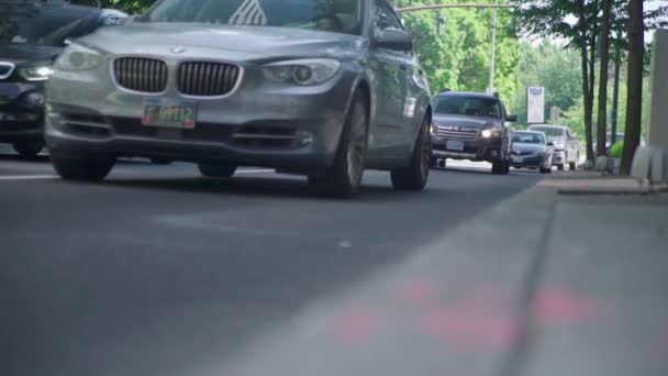 在波特兰市中心开车的汽车 — 图库视频影像