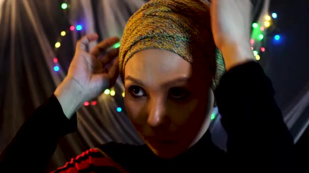 Sud Est Asiatico Musulmano Donna Prepara Una Notte Fuori Luci — Video Stock